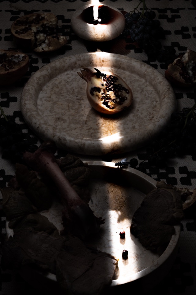 Table d’offrandes sombre traversée par un faisceau de lumière