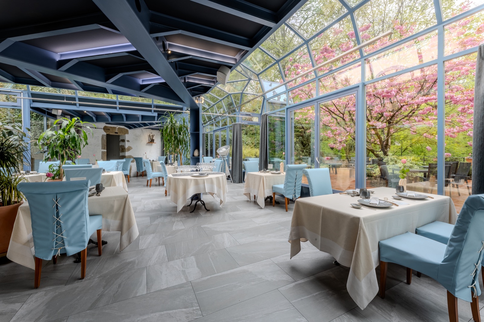 Salle lumineuse du restaurant Prussiens
