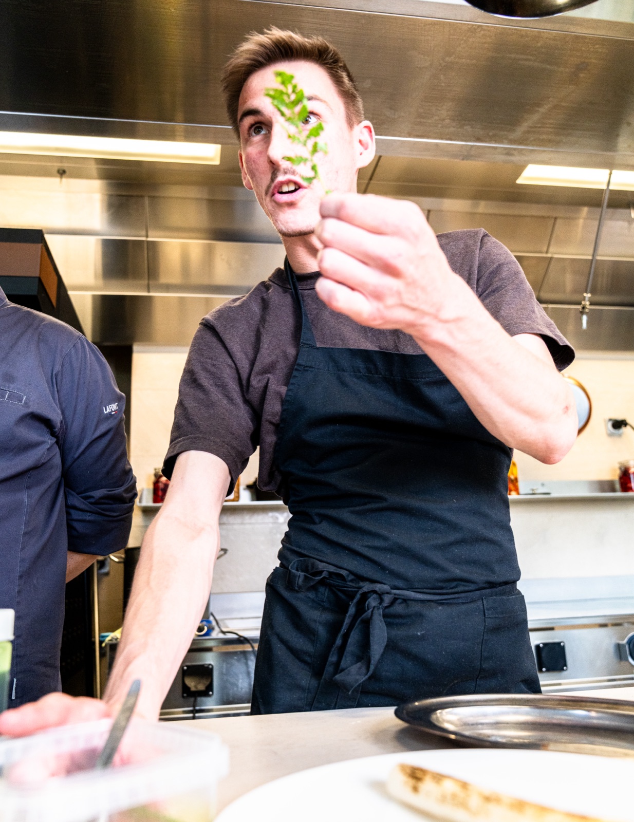 Geste d’une équipe en cuisine